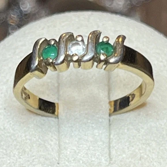 Vintage KOREA Gold Plated Cubic Zirconia Emerald Green Color Band Ring Size 8 - Picture 3 of 6